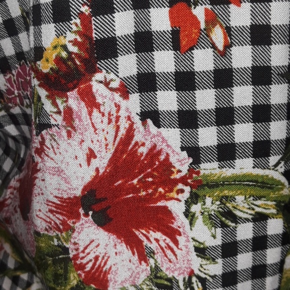 ** Signature Studio Ruffle Sleeve Top Keyhole Back - Picture 6 of 8